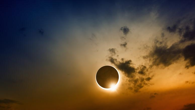 Eclipse J-1 : les nuages élevés vont-ils gâcher le spectacle de l'éclipse au coucher du soleil ?