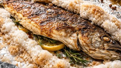 Poisson en croûte de sel : la cuisson spectaculaire qui préserve toute la finesse du poisson