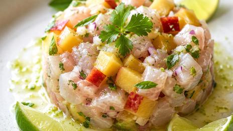 Tartare de dorade, pêche et citron vert : une assiette fraîche de fin d’été