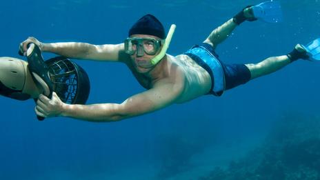 Sous la surface en août, le scooter sous-marin change l’échelle de l’exploration