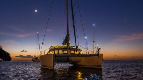 Première nuit à bord : les bons réflexes pour dormir sereinement sur un petit bateau