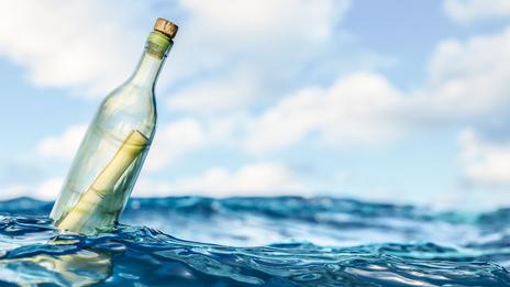 Une bouteille à la mer peut-elle vraiment traverser un océan ?