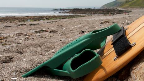 Dans les vagues de l’été, cette petite planche transforme le bodysurf
