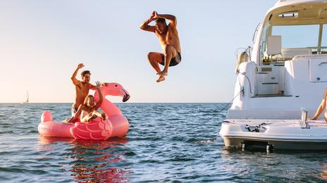Bateau à moteur : combien coûte vraiment une journée en mer ?