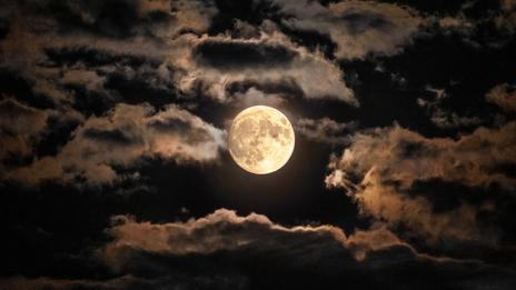 Pleine Lune de l’Esturgeon du 28 août 2026 : un spectacle exceptionnel avec une éclipse lunaire