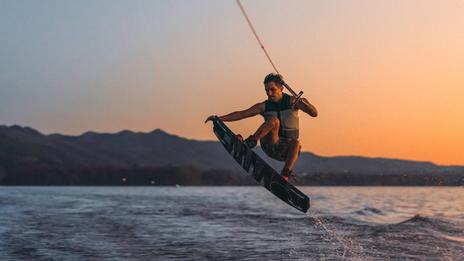 Wakesurf : en septembre, la glisse qui donne l’impression de lâcher prise derrière le bateau