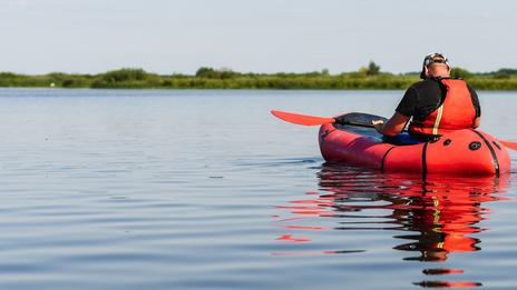 Le packrafting, ou l’art de glisser une rivière dans son sac à dos