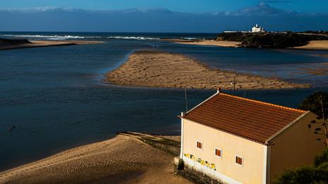 Au Portugal, cette petite ville blanche ouvre sur un littoral de falaises et de grands espaces