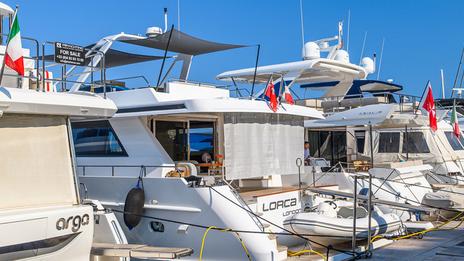 Le langage des pavillons : comment les bateaux communiquaient avant l’invention de la radio
