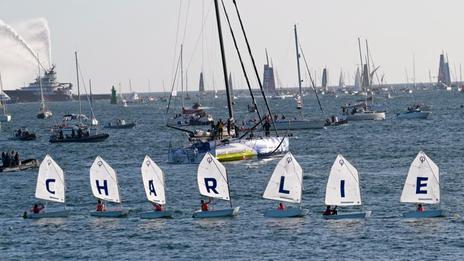 À Concarneau, des milliers de personnes et plus de 150 bateaux rendent hommage à Charlie Dalin