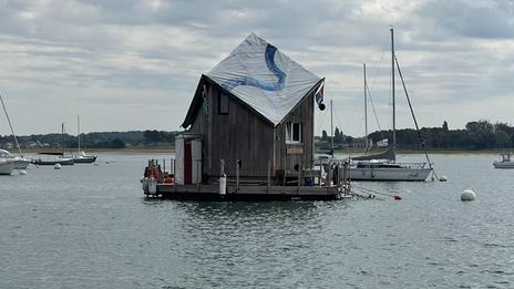 Maison flottante et itinérante sur la Côte d’Emeraude et bientôt au-delà