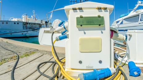 Prise de quai, terre, différentiel : votre bateau est-il vraiment bien protégé ?