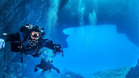 Plongée sur tombant le vertige des grandes parois sous-marines