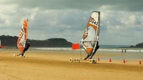 Speed sail : la planche à voile qui a quitté la mer pour le sable