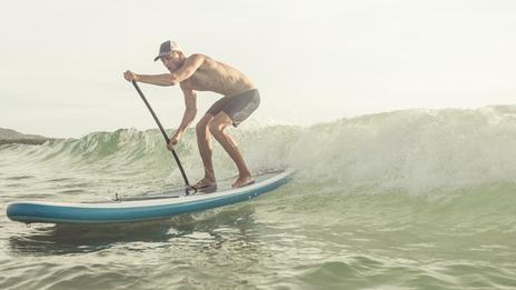 Surfer en stand-up paddle : entre glisse, équilibre et puissance