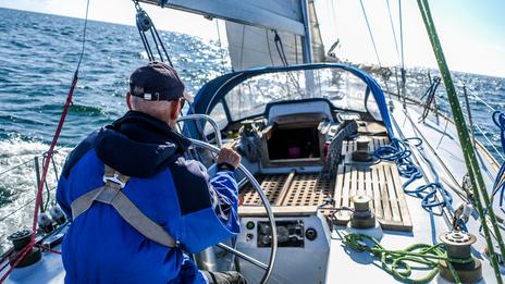 Naviguer seul au large : les règles d’or avant de larguer les amarres
