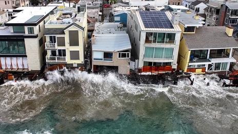 Californie : de puissantes vagues frappent le littoral et provoquent d'importants dégâts