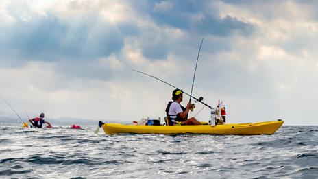 Pêche en kayak en mer : équipement, sécurité et réglementation à connaître avant de partir