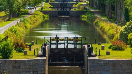 Comment fonctionne une écluse et quelles règles respecter avec un bateau de plaisance ?