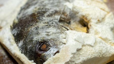 Dorade en pâte de sel : une cuisson spectaculaire qui garde le poisson incroyablement moelleux