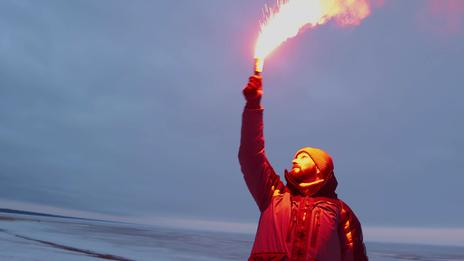 SOS en mer : feux électroniques contre fusées, le match qui change la sécurité à bord