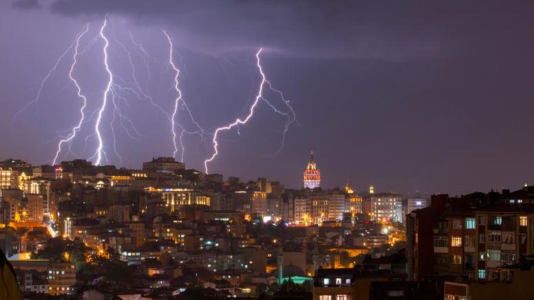 Inondations catastrophiques en Turquie : l'équivalent de 3 mois de pluie à Istanbul, au moins 2 victimes à déplorer