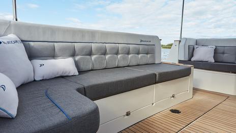 Coussins et couchettes de bateau : comment bien choisir les mousses et les revêtements ?