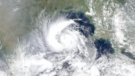 Super cyclone Arnab en Inde : pluies torrentielles et submersions menacent la côte est