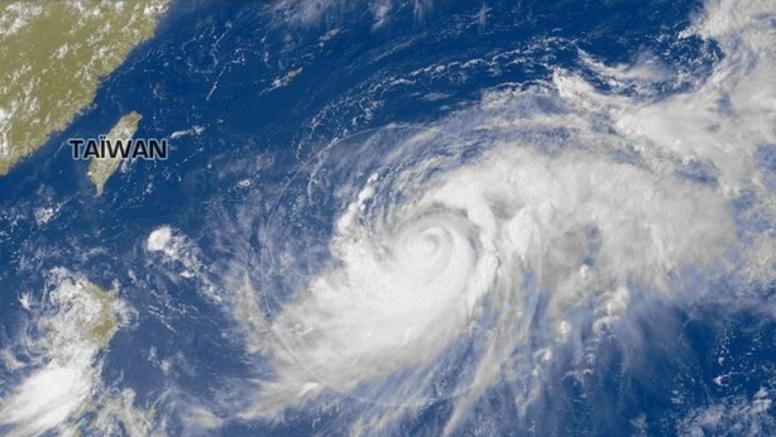 Le typhon Muifa menace l'île d'Okinawa