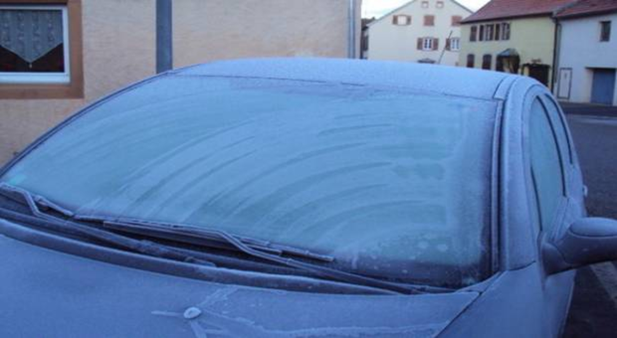 Vague de froid : givre sur le pare-brise, pression des pneus… comment  prendre soin de sa voiture - Le Parisien