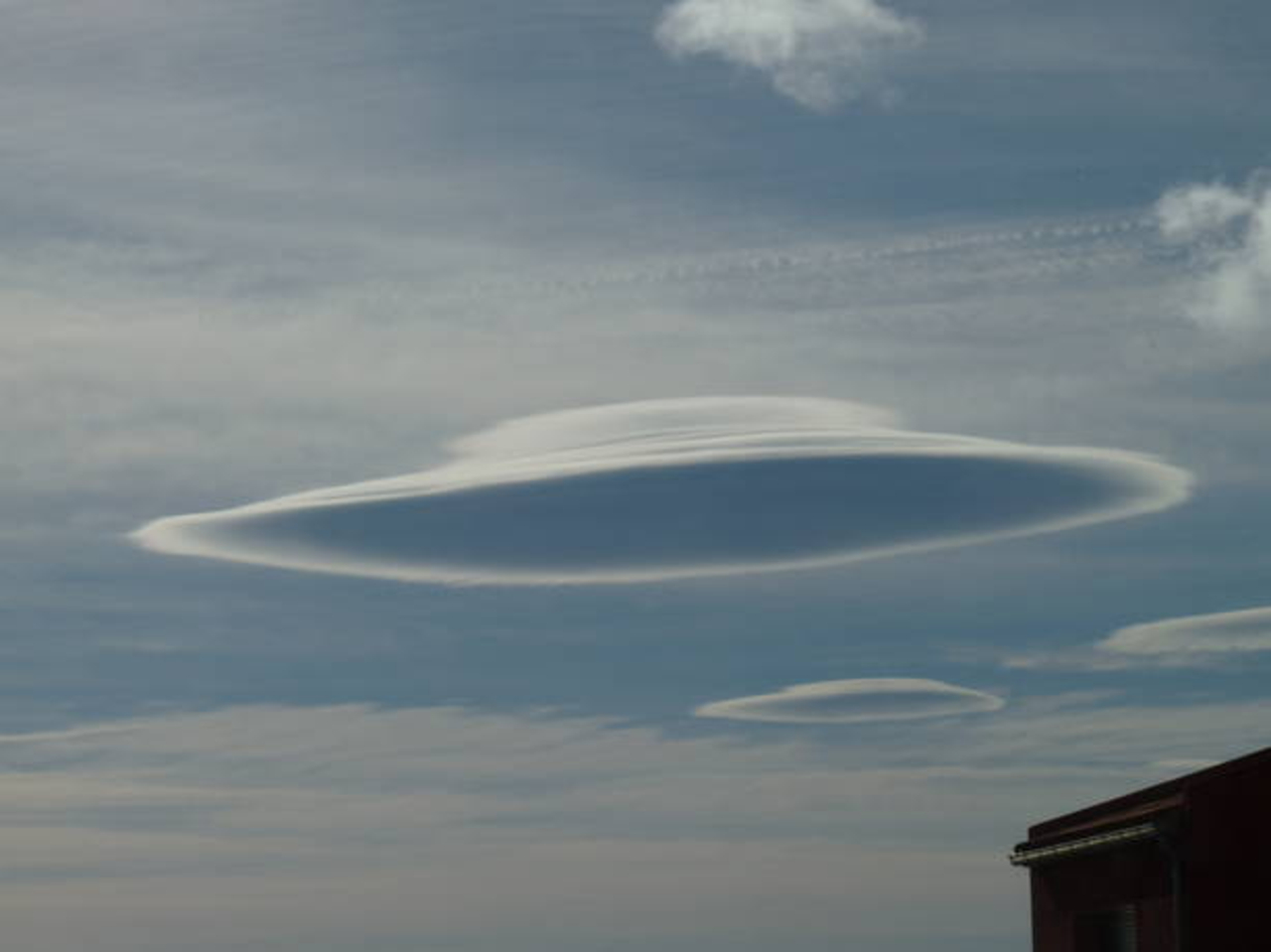 Un nuage se prend pour un OVNI - Il stagne au dessus des montagnes