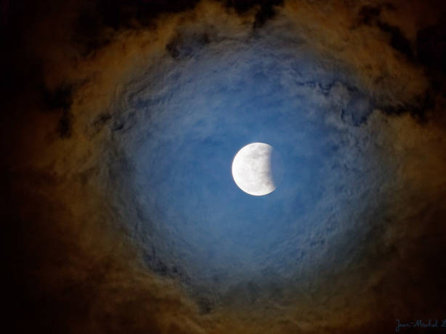 Une éclipse lunaire partielle observée mardi — Astronomie Une éclipse lunaire partielle observée mardi — Astronomie