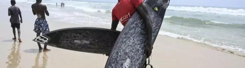 En Côte d'Ivoire, le surf prend doucement son essor