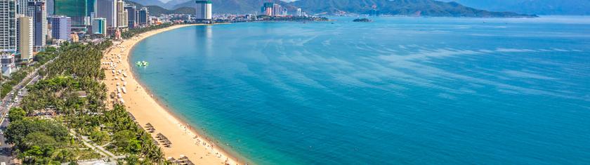 Baie de Nha Trang : lagon vietnamien entre îles coralliennes, reliefs doux et navigation côtière