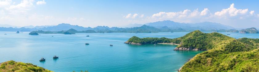 Baie de Lan Ha : navigation silencieuse entre îlots calcaires, plages isolées et lagons du nord Vietnam