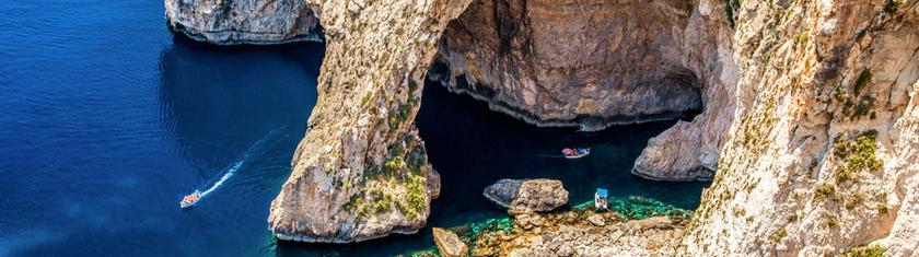 Explorer les grottes sous-marines de Gozo : un labyrinthe bleu pour plongeurs passionnés