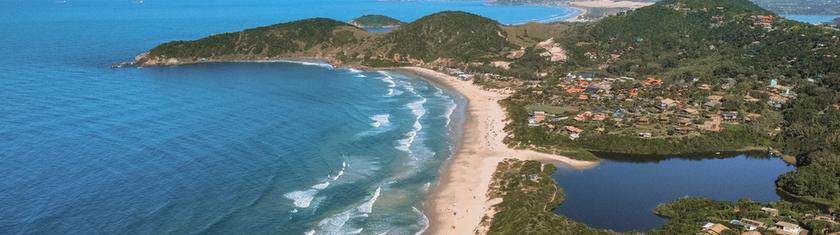 Baie de Praia do Rosa : navigation d’observation entre houle de l’Atlantique Sud