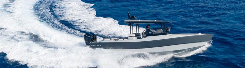 TYKUN X : un tender en aluminium de 10,5 m issu du monde militaire