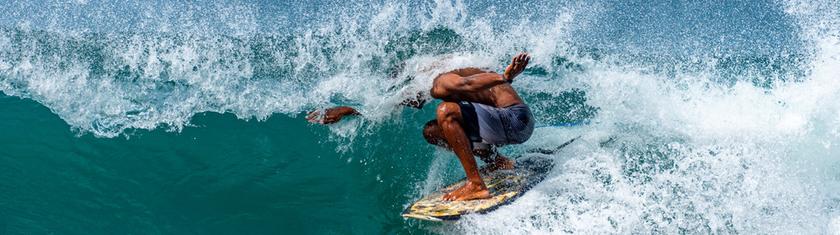 Au Sénégal, le surf pour inciter les filles à retourner à l'école