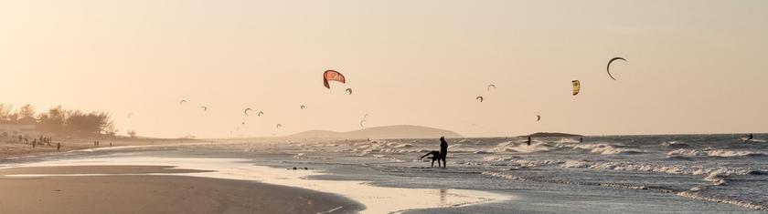 Où faire du kitesurf toute l’année ? Les spots avec du vent (presque) garanti