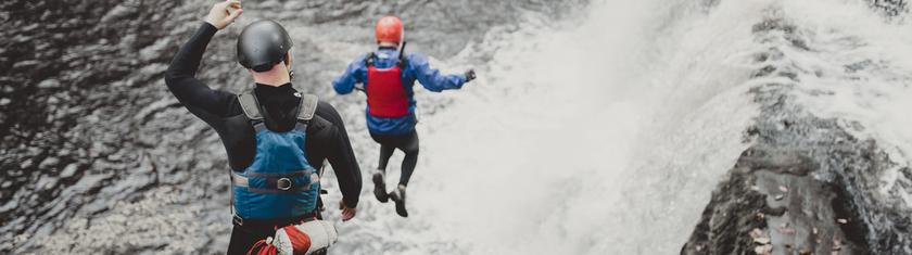 Coasteering : le sport d’aventure qui redéfinit l’exploration du littoral