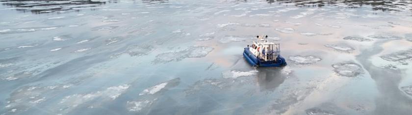 En Finlande, des enfants traversent la Baltique gelée en aéroglisseur pour aller à l'école
