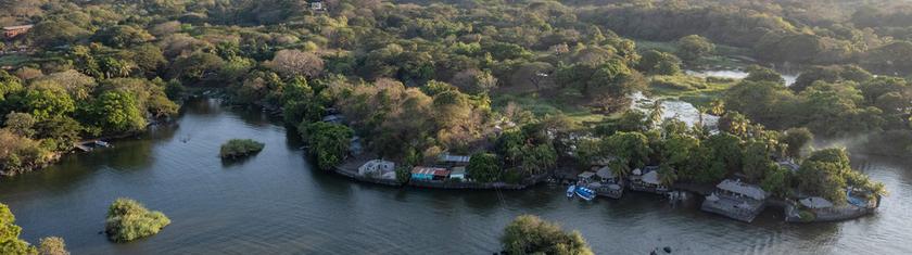 Au printemps, les Isletas de Granada déroulent leur décor tropical entre lac, volcan et ville coloniale