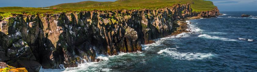 Grímsey en été : macareux, falaises et soleil de minuit au nord de l’Islande