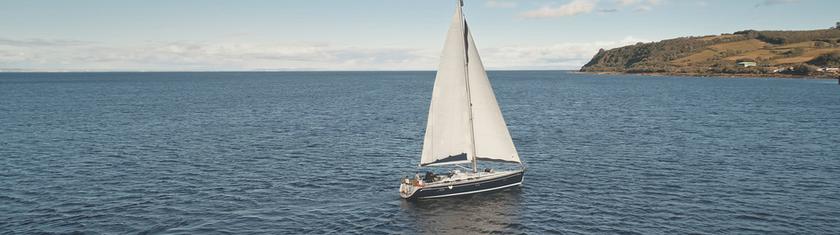 Slow travel maritime : ferries et voiliers, la tendance qui remplace l’avion cet été