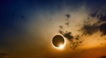 Eclipse J-1 : les nuages élevés vont-ils gâcher le spectacle de l'éclipse au coucher du soleil ?