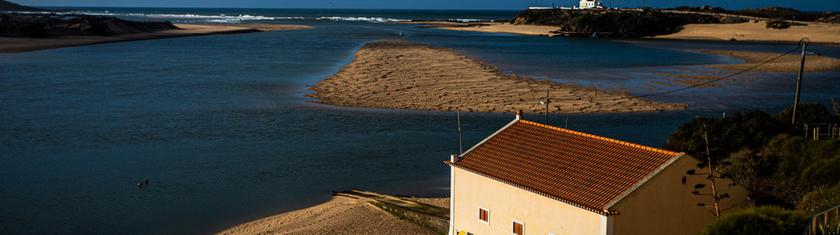 Au Portugal, cette petite ville blanche ouvre sur un littoral de falaises et de grands espaces