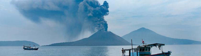 Indonésie : un bateau avec cinq journalistes à bord disparaît près du volcan Anak Krakatau
